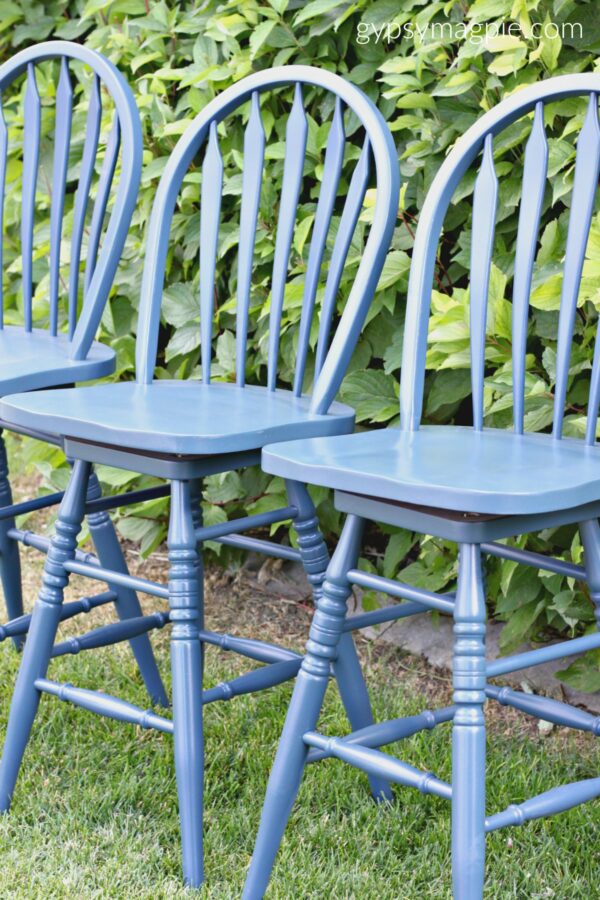 Give your old barstools an update with a can of navy blue paint | Gypsy Magpie