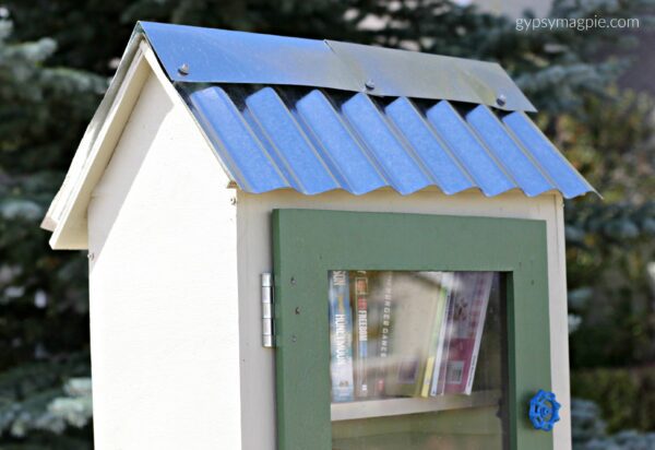 This simple tin roof is my favorite part about this little free library! | Gypsy Magpie