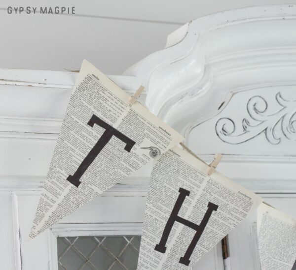 Want to make a quick craft for your holiday decor? Try this 10 minute paper banner using twine and old book pages! | Gypsy Magpie