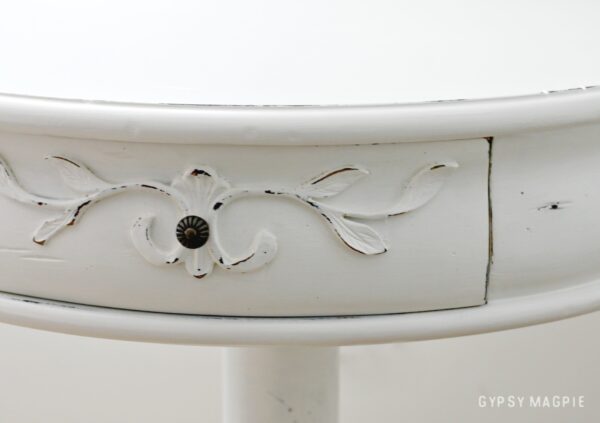 I'm loving the detail on this white pedestal table! 