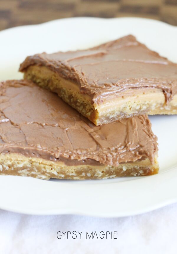 These peanut butter bars are just like the ones the lunch ladies made back in the day! Yum! | Gypsy Magpie