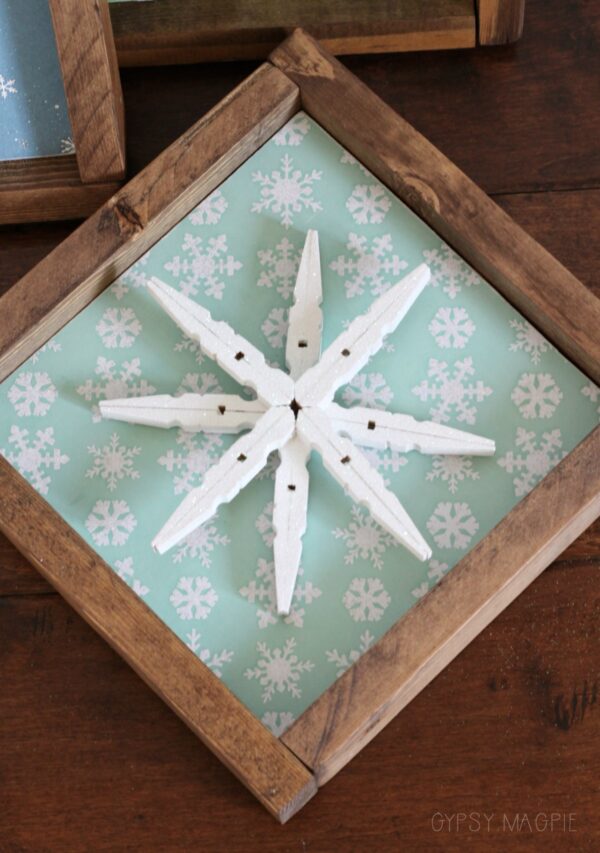 Looking for a DIY gift? This cute little glitter snowflake sign is so simple and fun! | Gypsy Magpie