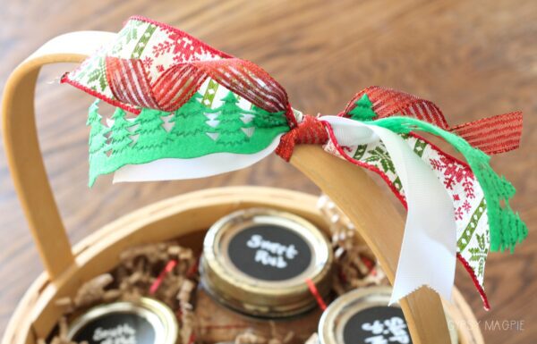 This spice rub gift basket was so easy to make! Stop by Gypsy Magpie for the details!